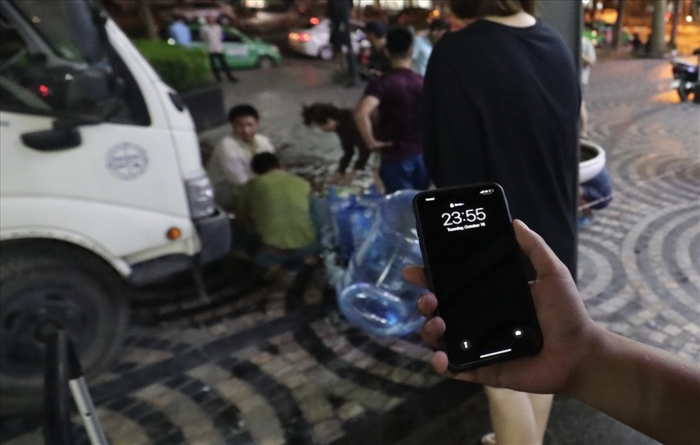 Người dân Hà Nội xếp hàn dài chờ lấy nước sạch sinh hoạt