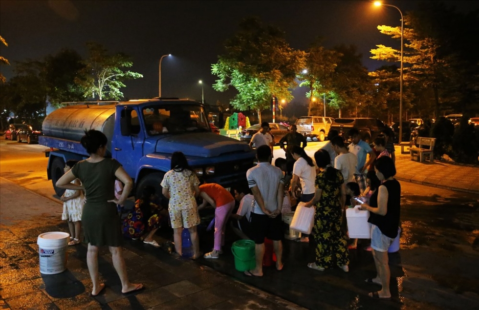 Người dân Hà Nội xếp hàn dài chờ lấy nước sạch sinh hoạt
