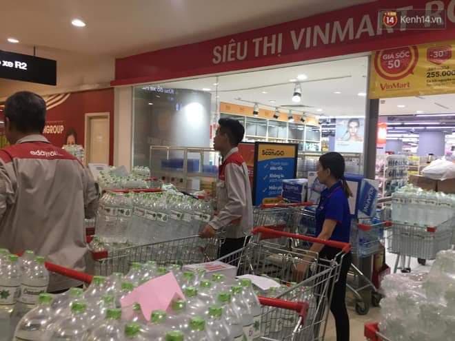 Người dân Hà Nội xếp hàn dài chờ mua nước sạch sinh hoạt