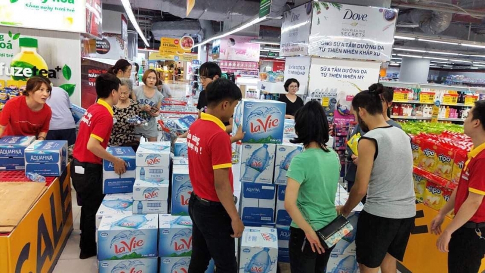 Người dân Hà Nội xếp hàn dài chờ mua nước sạch sinh hoạt