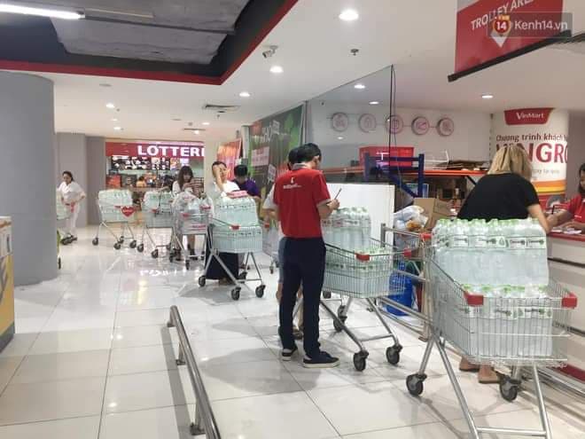 Người dân Hà Nội xếp hàn dài chờ mua nước sạch sinh hoạt